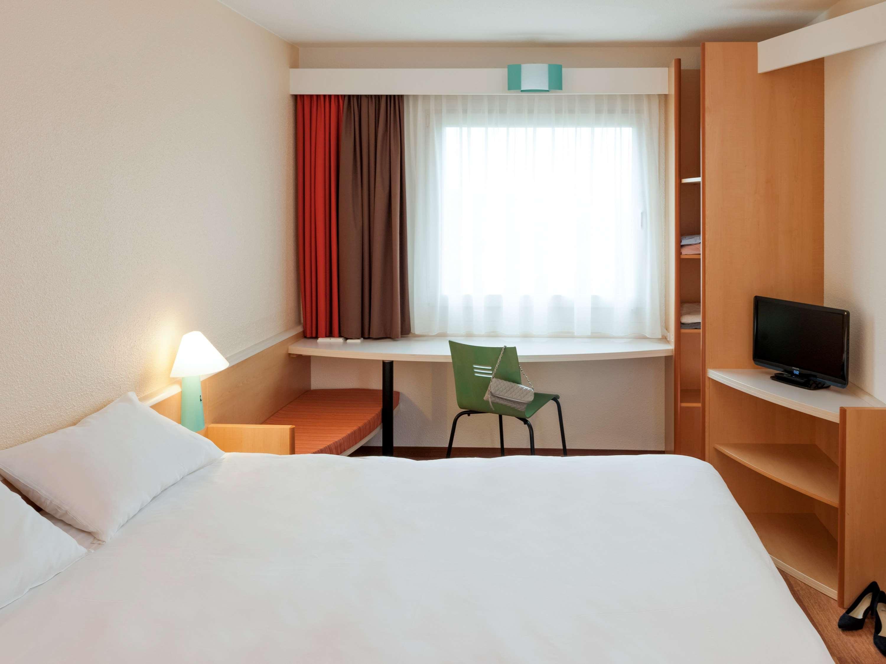 Ibis Gading Serpong Buitenkant foto