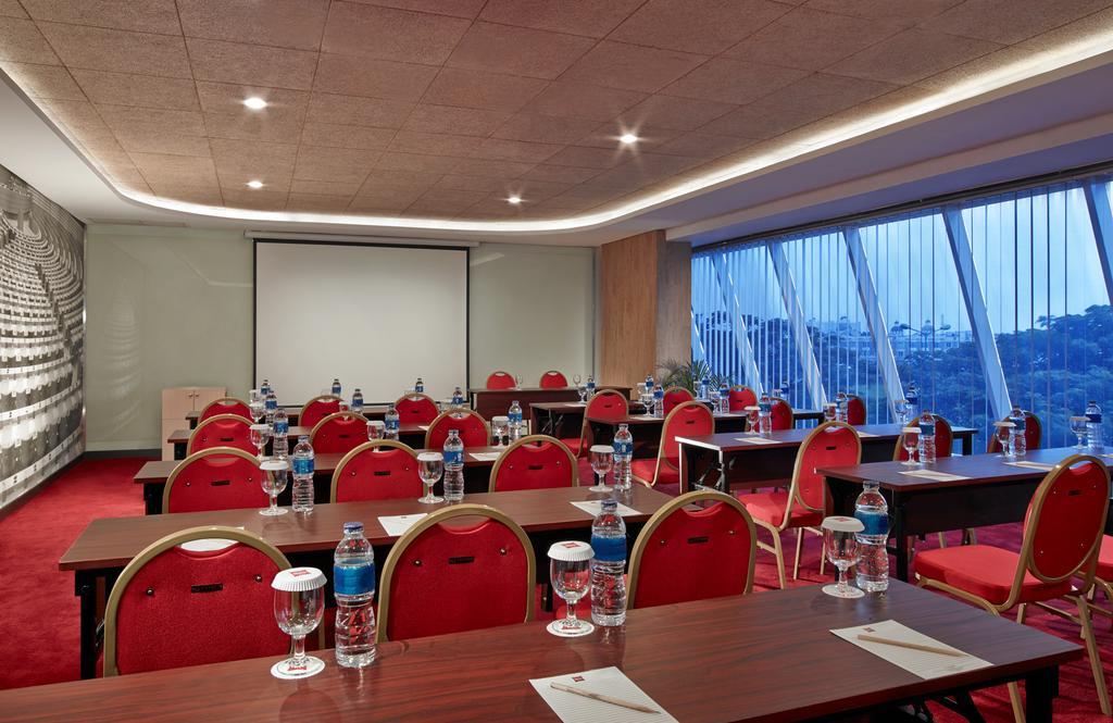 Ibis Gading Serpong Buitenkant foto