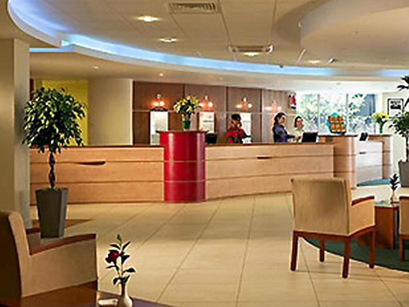 Ibis Gading Serpong Buitenkant foto