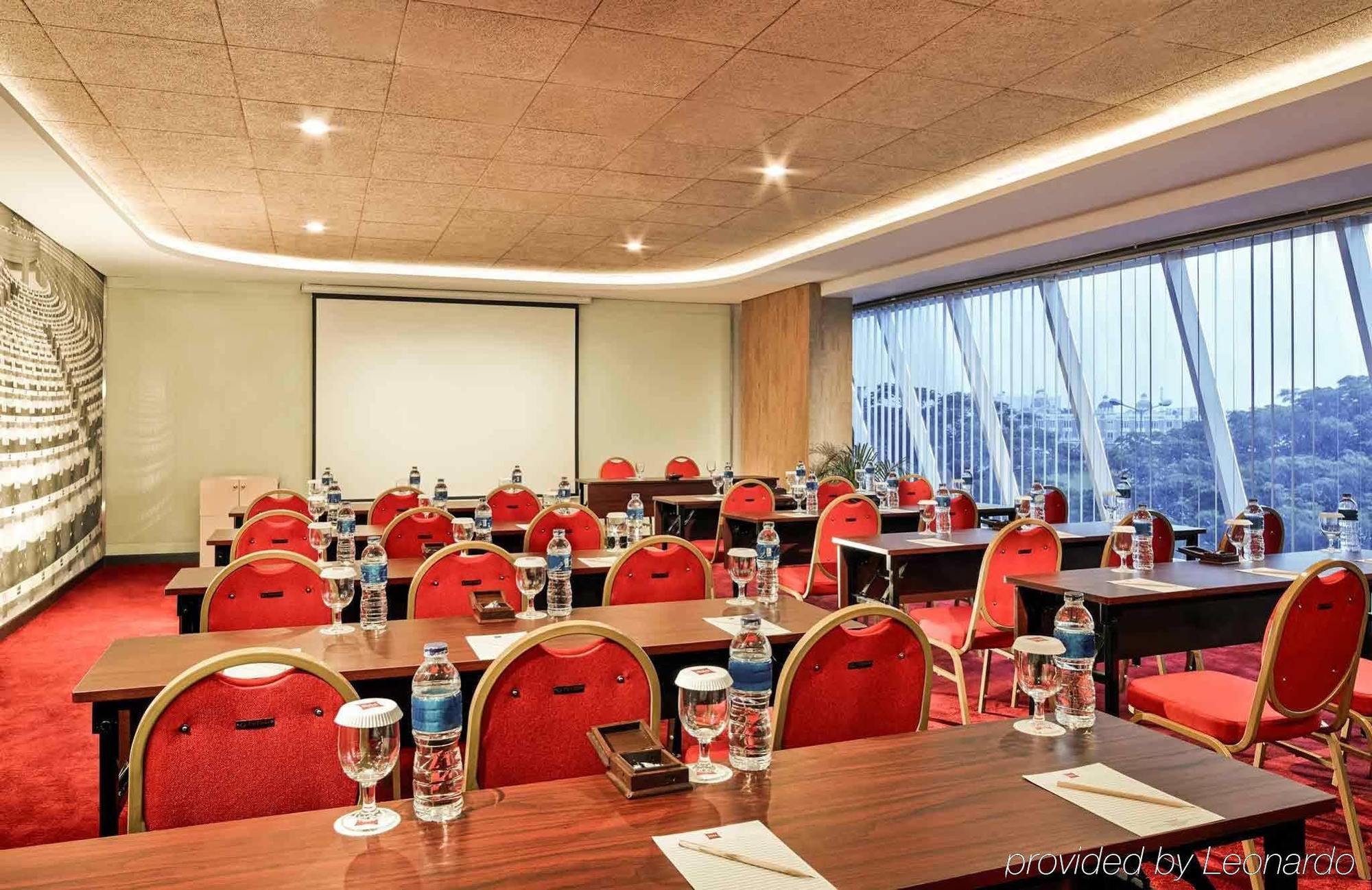 Ibis Gading Serpong Buitenkant foto