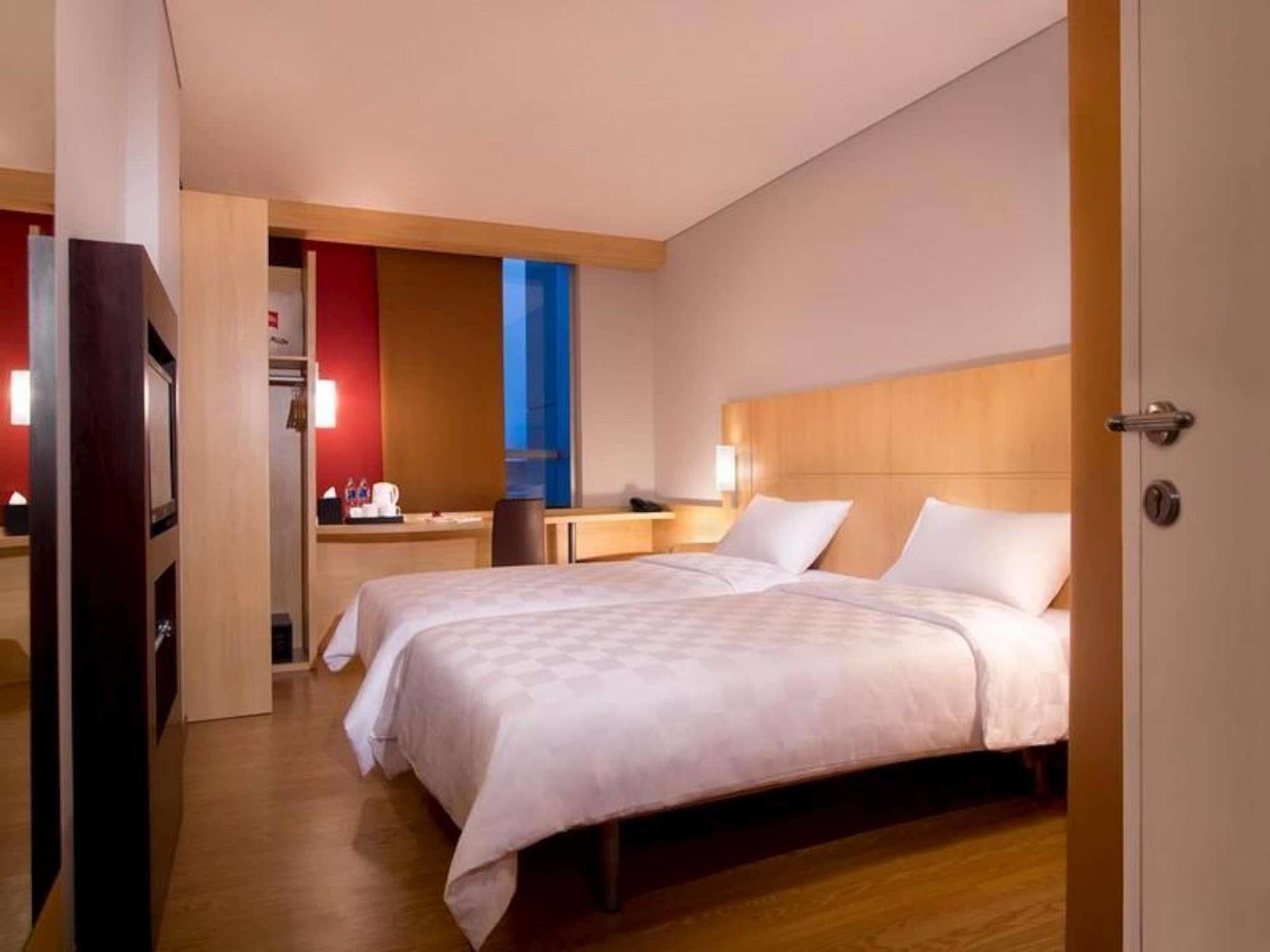 Ibis Gading Serpong Buitenkant foto